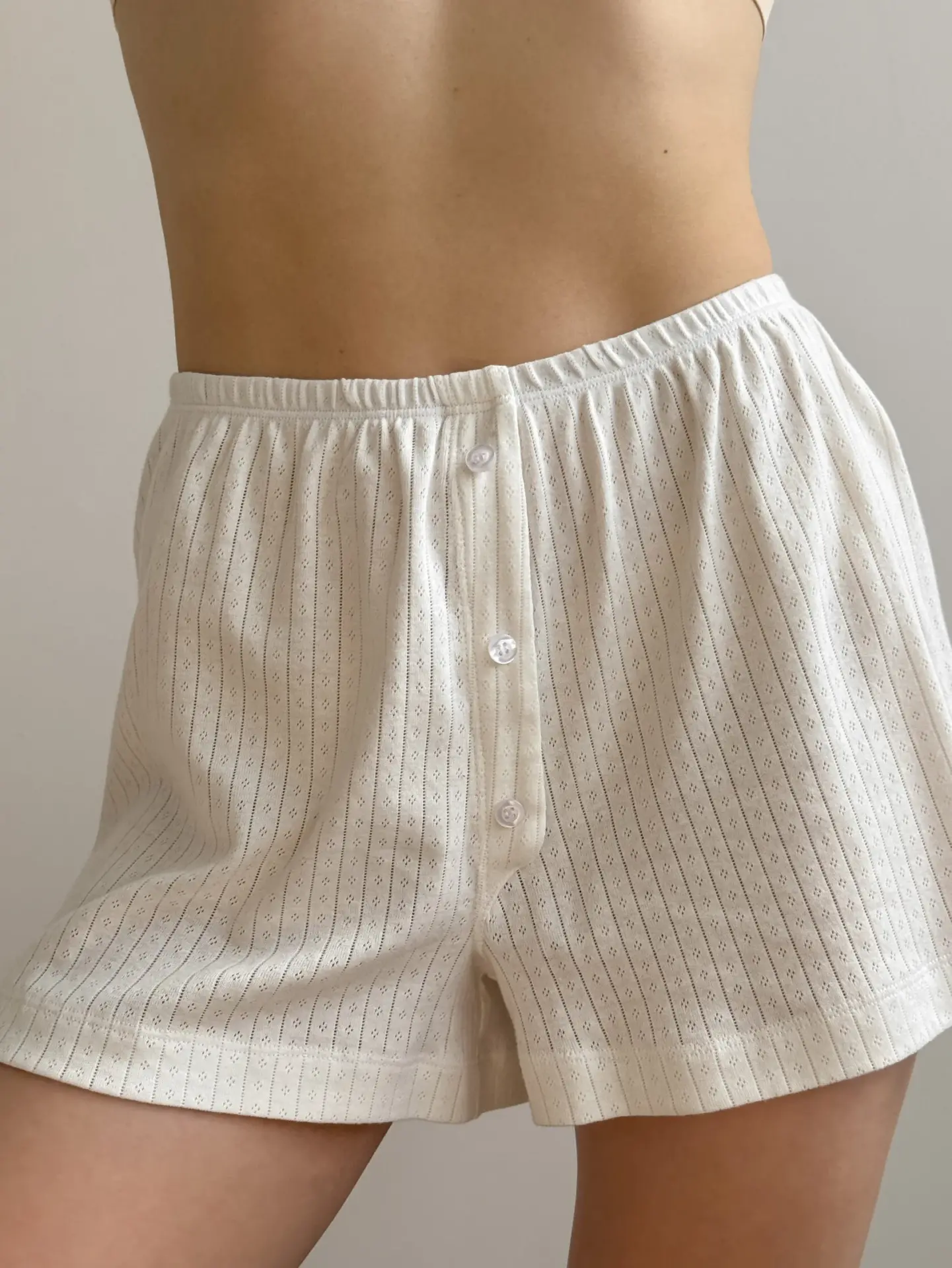 Szorty z rozporkiem ozdobnym, z ribany prążkowanej, mleczne