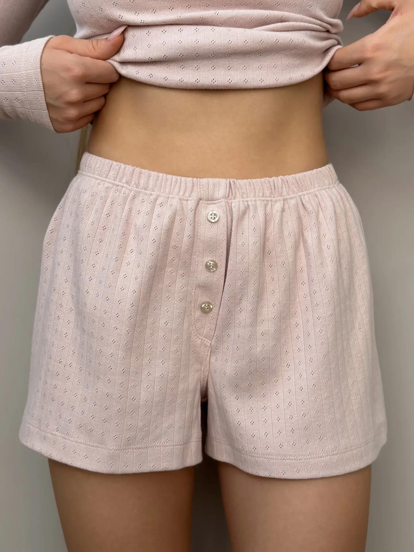 Szorty z rozporkiem ozdobnym, z ribany prążkowanej, pudrowe