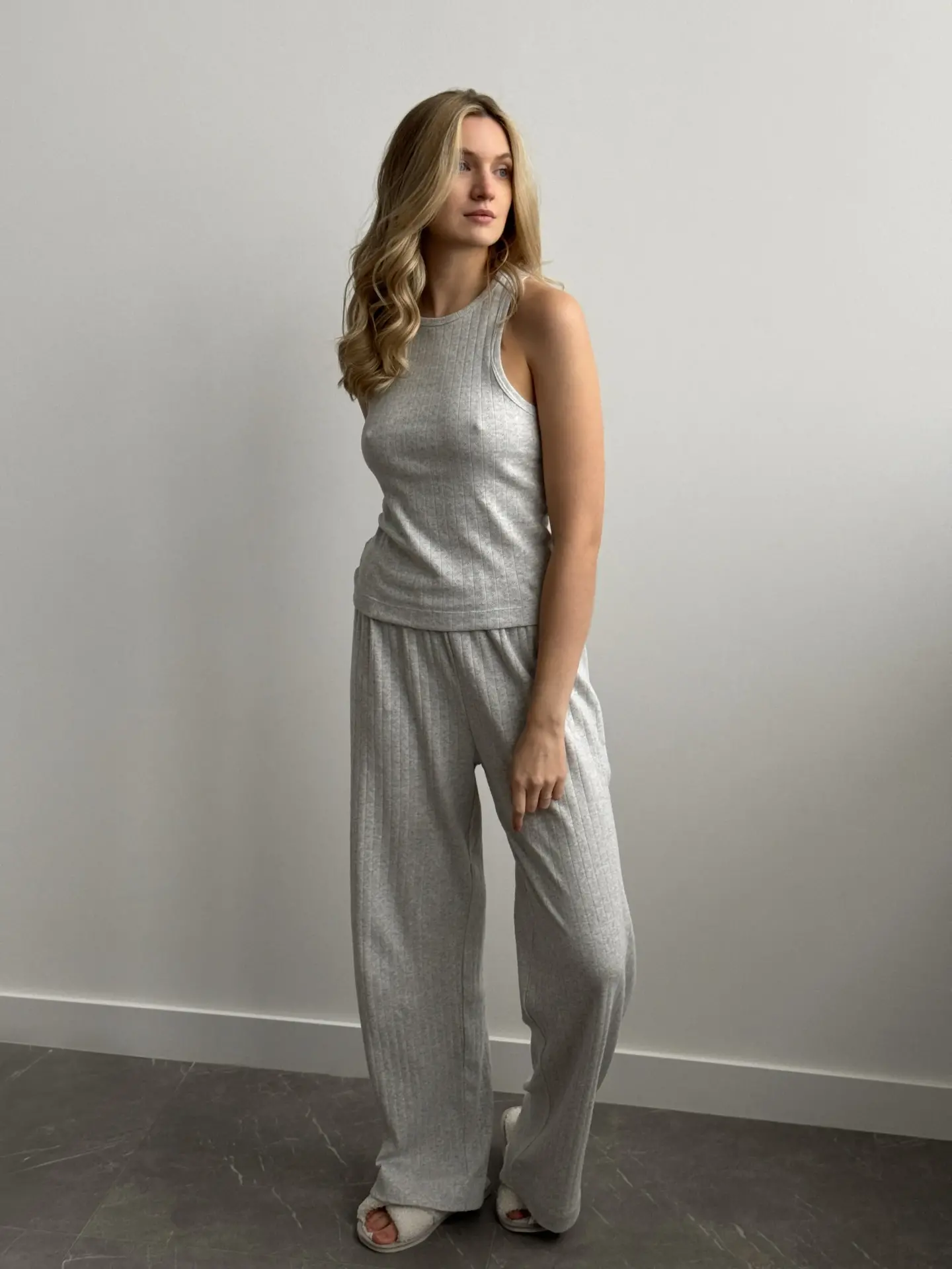 Spodnie szerokie z ribany prążkowanej, jasnoszare