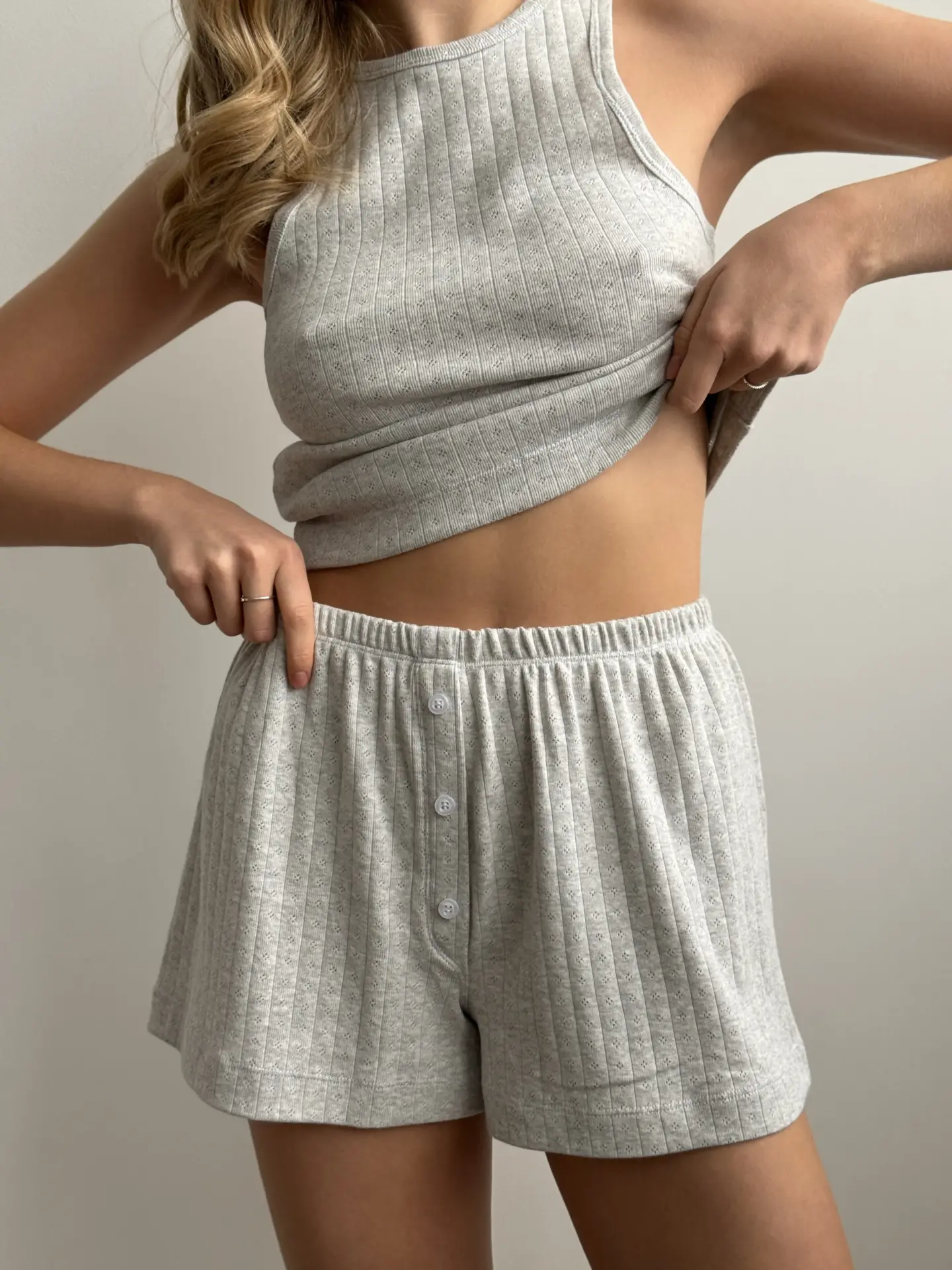 Szorty z rozporkiem ozdobnym, z ribany prążkowanej, jasnoszare