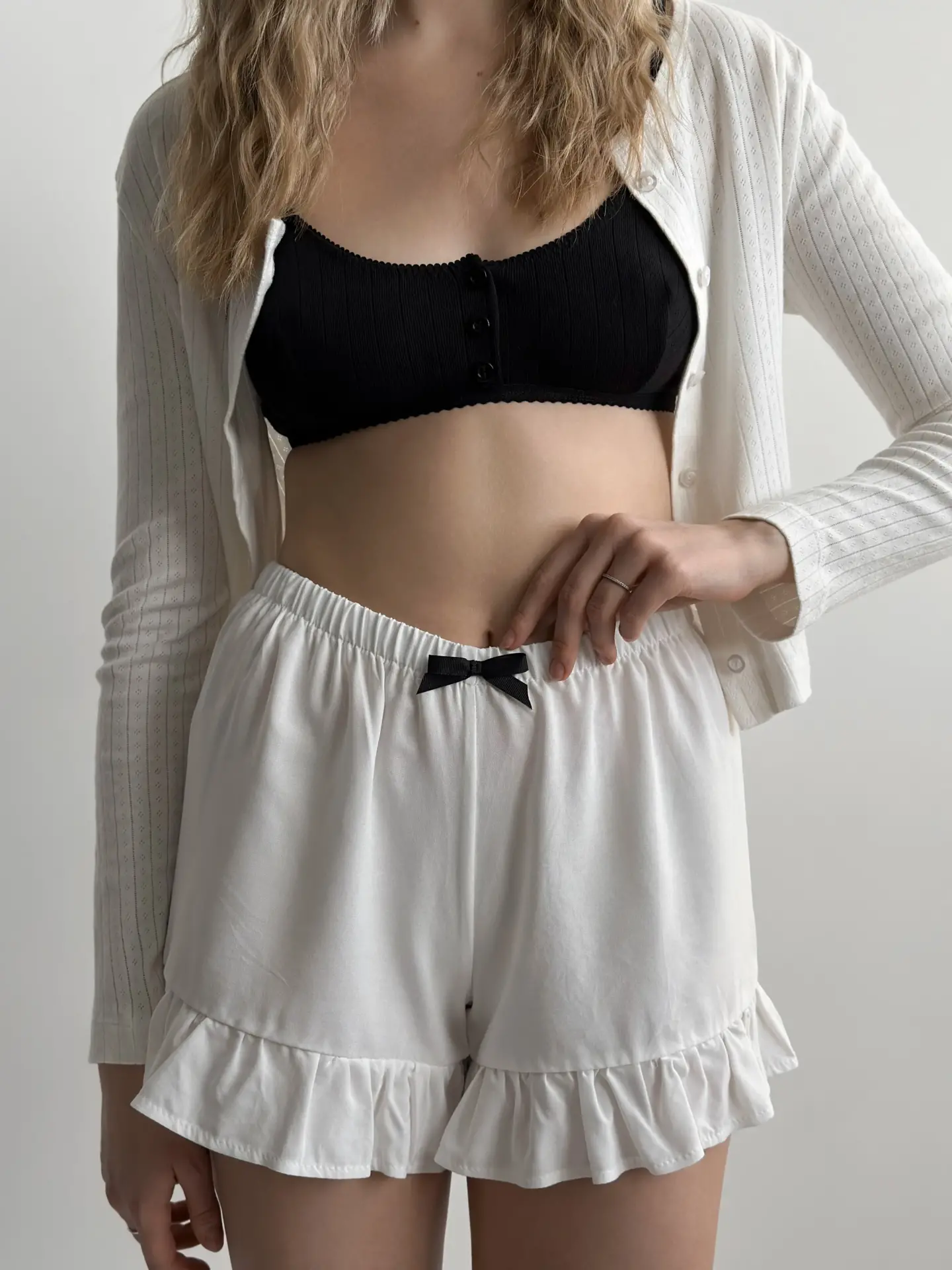 Szorty z falbanami, ze staplu, mleczne