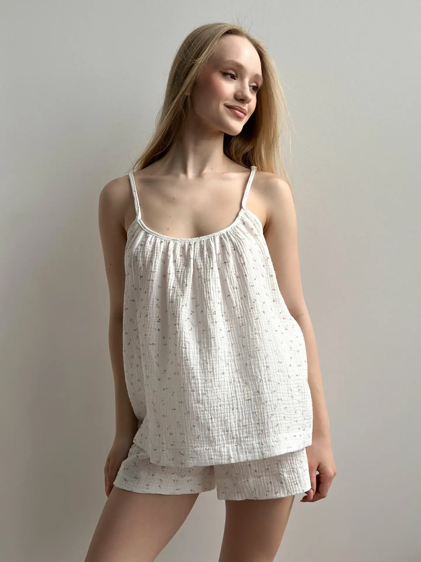 Komplet koszulka na ramiączkach i szorty, z muślinu, biały w stokrotki