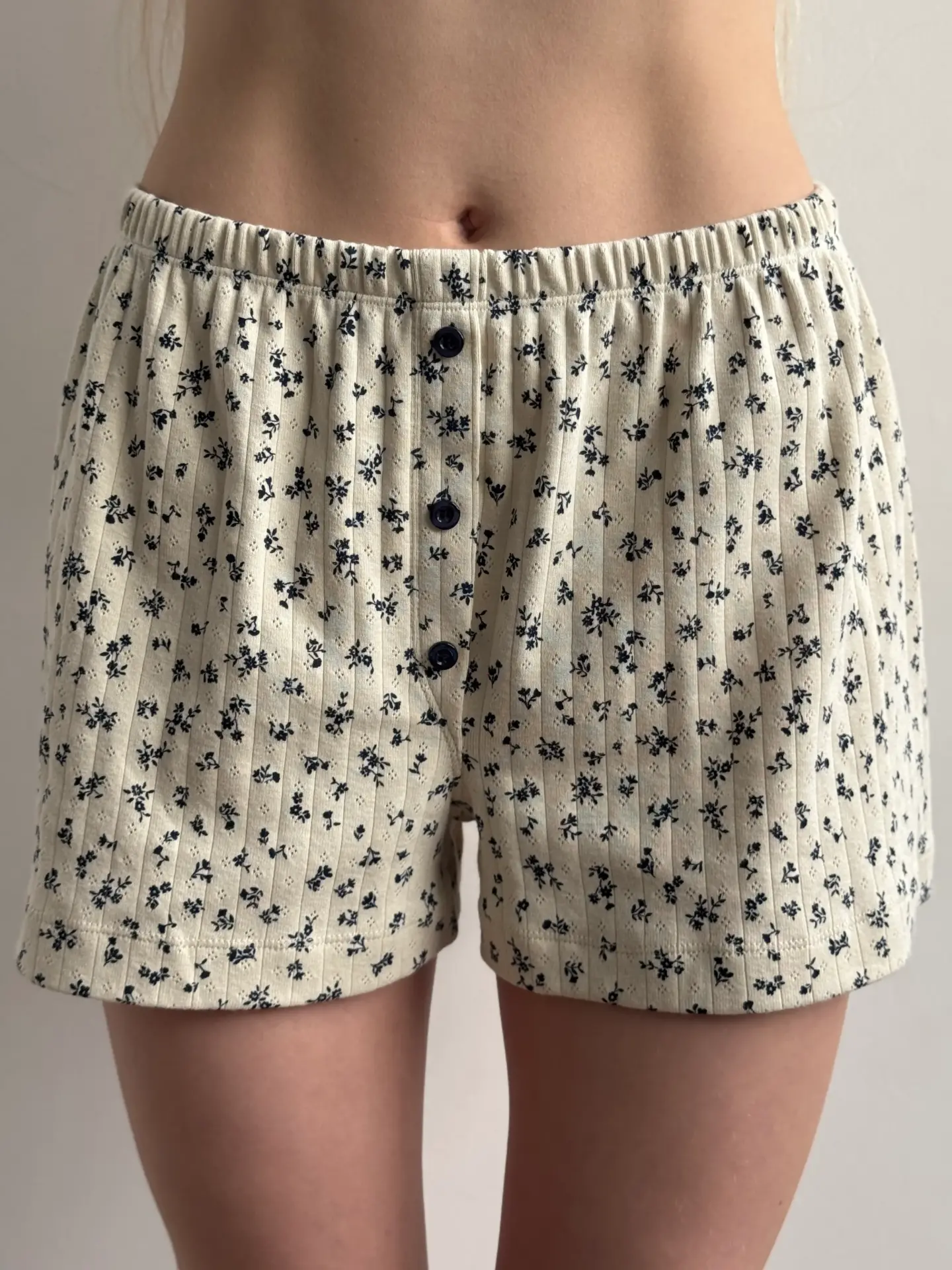 Szorty z rozporkiem ozdobnym, z ribany prążkowanej, kremowe w granatowe kwiatki