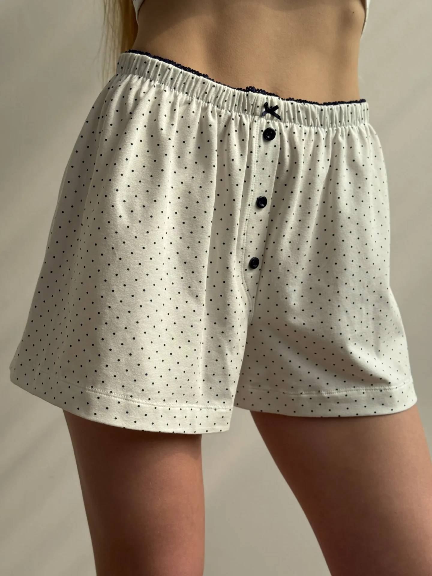 Szorty z rozporkiem ozdobnym, z dzianiny, białe w granatowe groszki