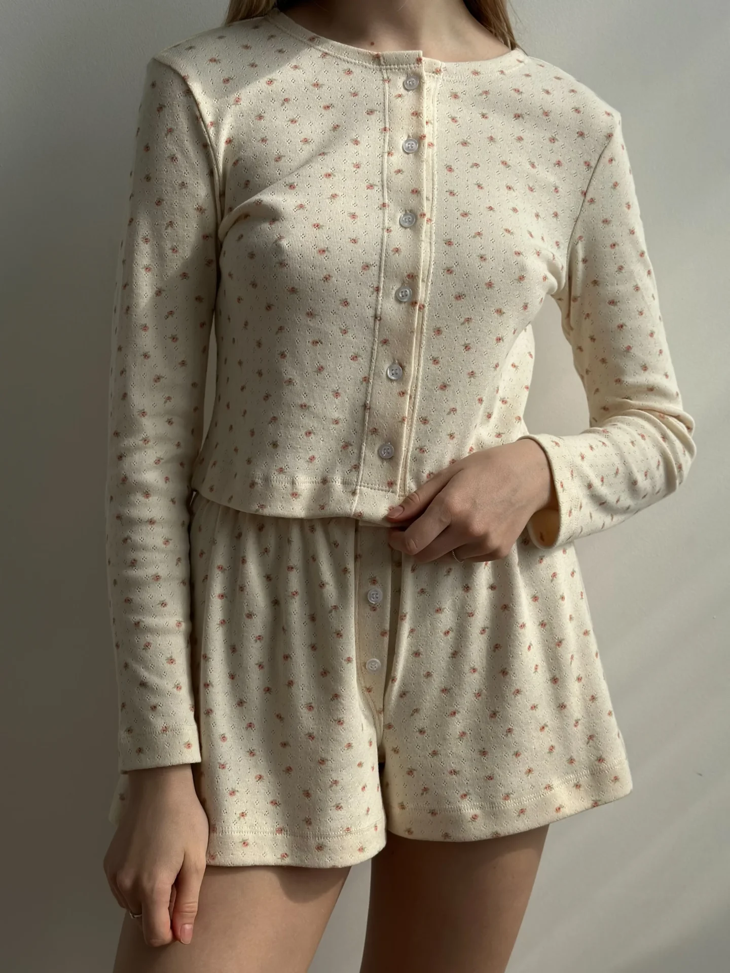 Koszulka longsleeve rozpinana z guzikami, z ribany, kremowa w róże