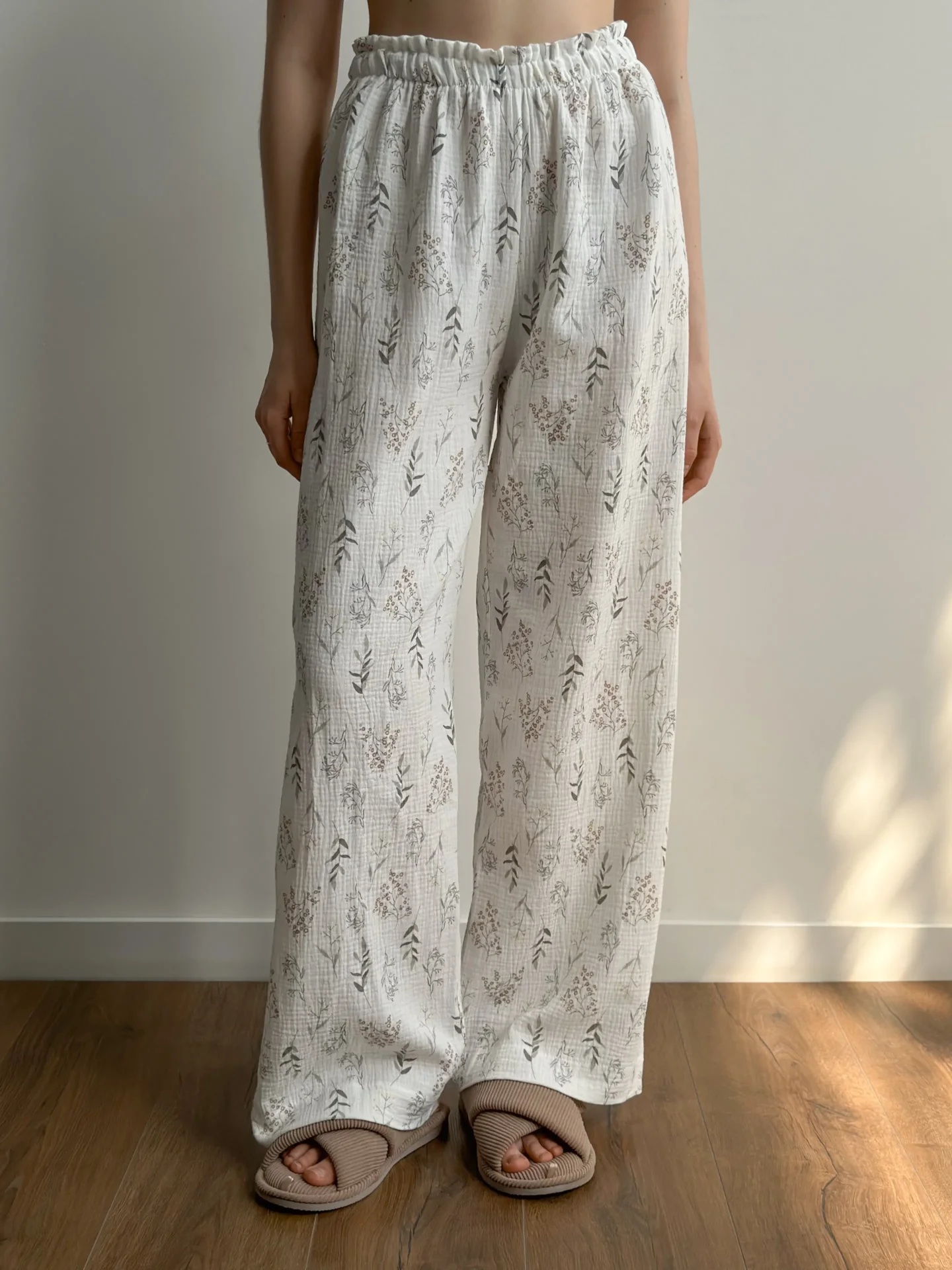 Spodnie Mono z muślinu, białe w polne kwiaty