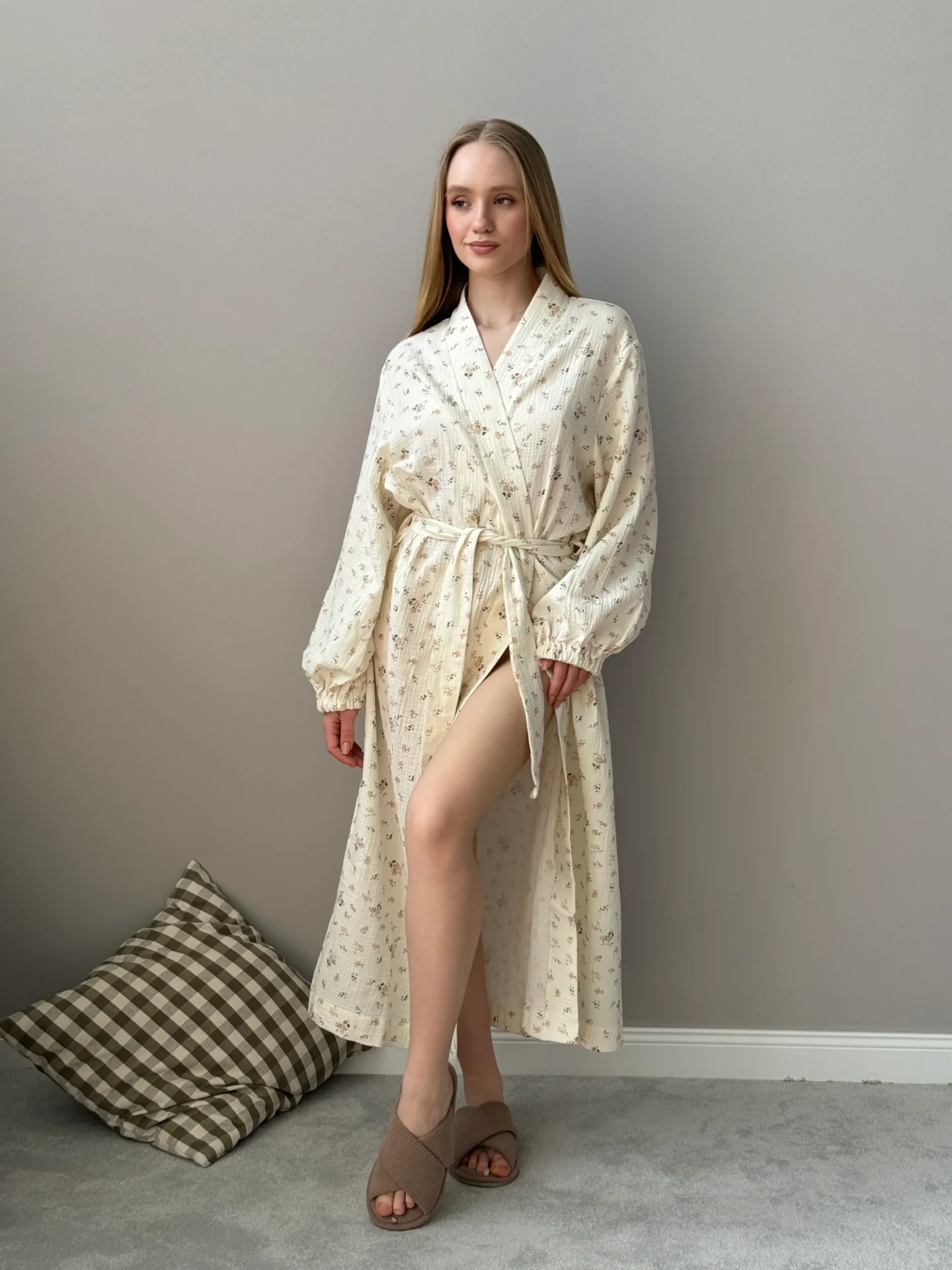 Szlafrok długi z muślinu, kremowy w brązowe róże