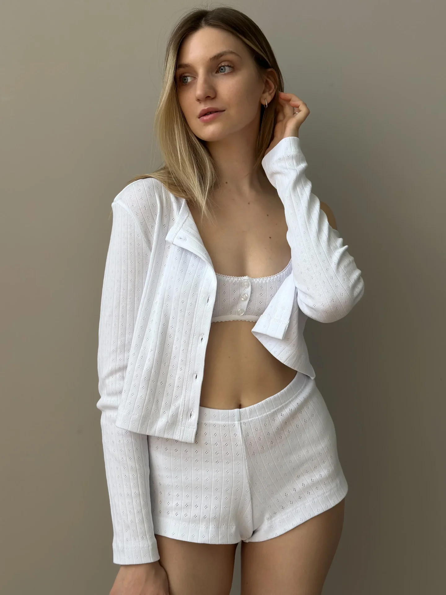 Koszulka longsleeve rozpinana z guzikami, z ribany prążkowanej, biała