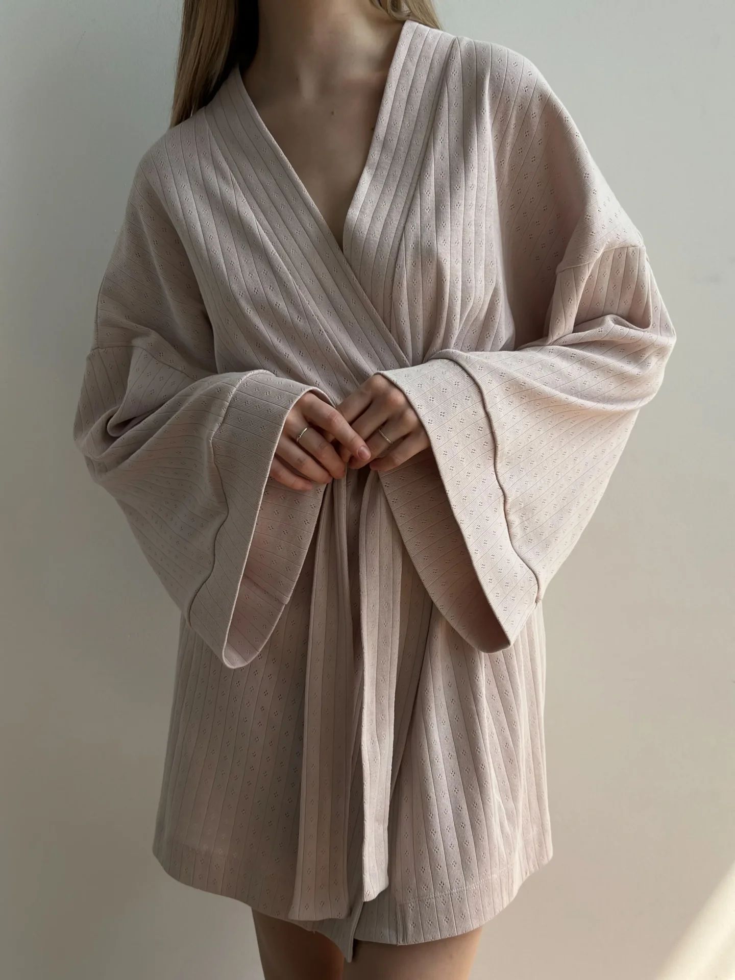 Szlafrok krótki z ribany prążkowanej, pudrowy