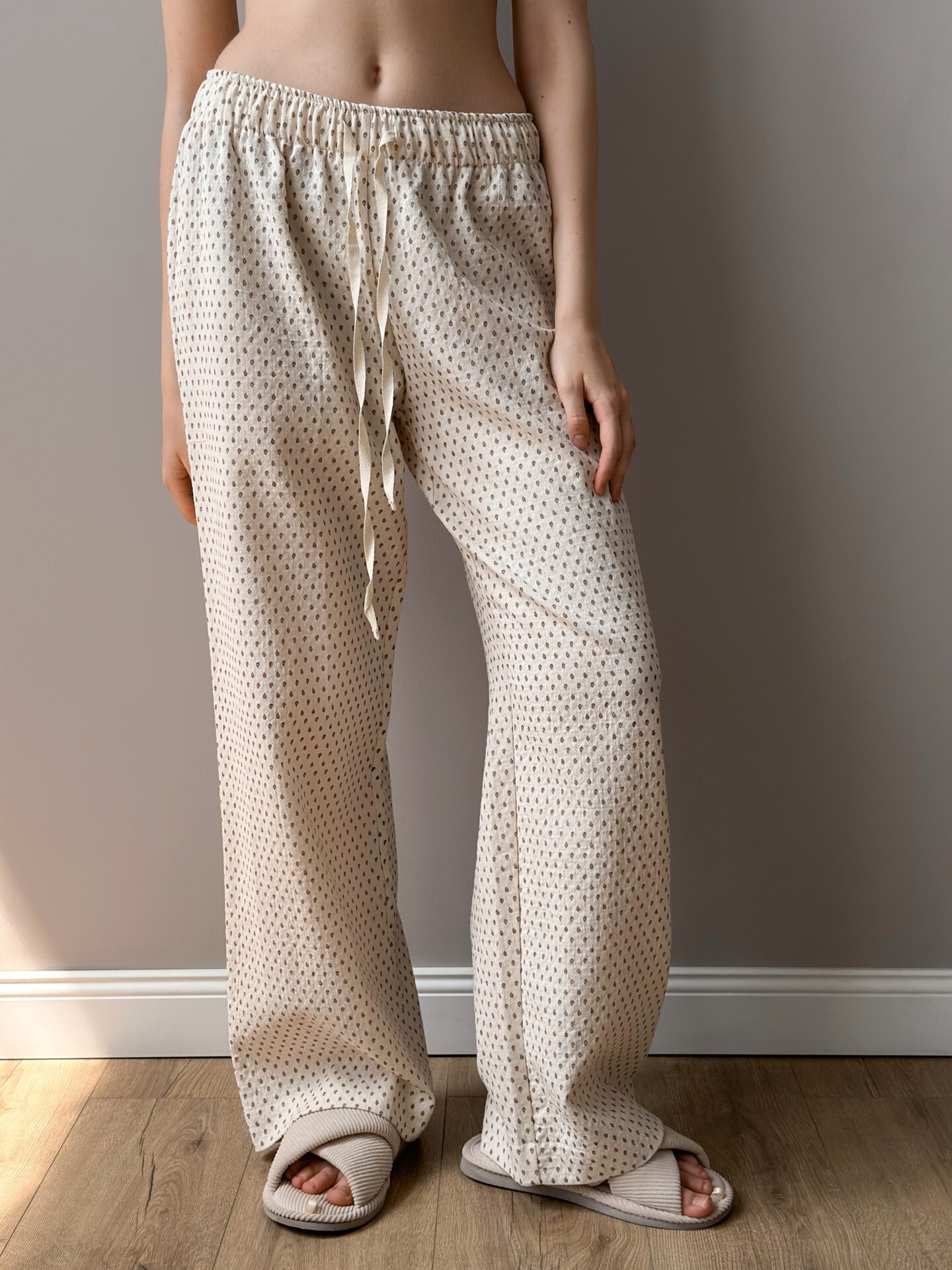 Spodnie Mono z bawełny pikowanej, kremowe w ogórki