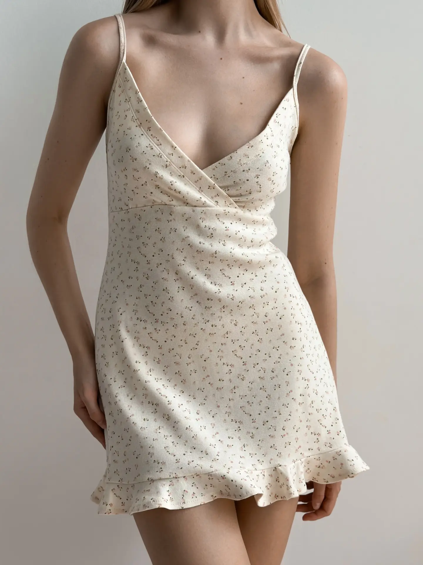 Sukienka nocna kopertowa z ribany gładkiej, kremowa w różowe róże