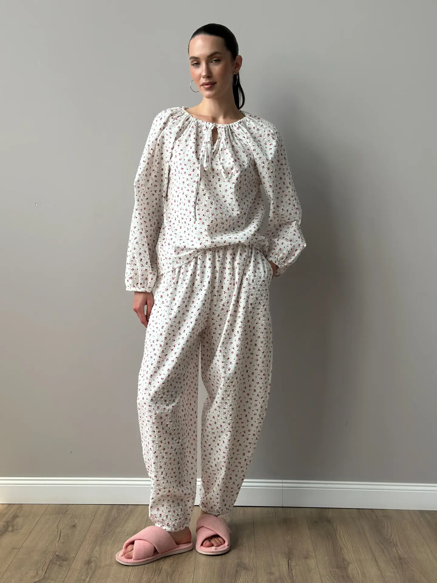 Komplet koszula na troczek i spodnie szarawary, z batystu, biały w kropki i czerwone róże