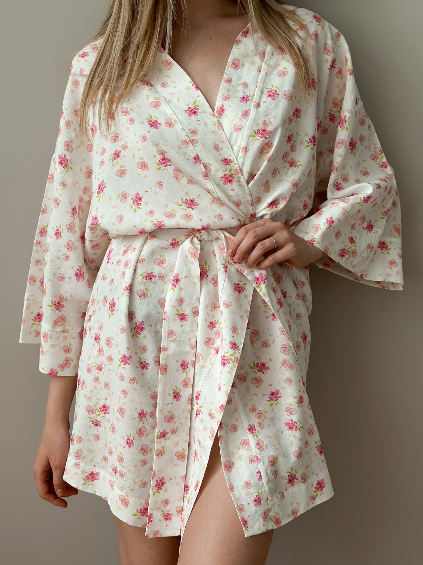 Szlafrok krótki z batystu, biały w akwarelowe wzory