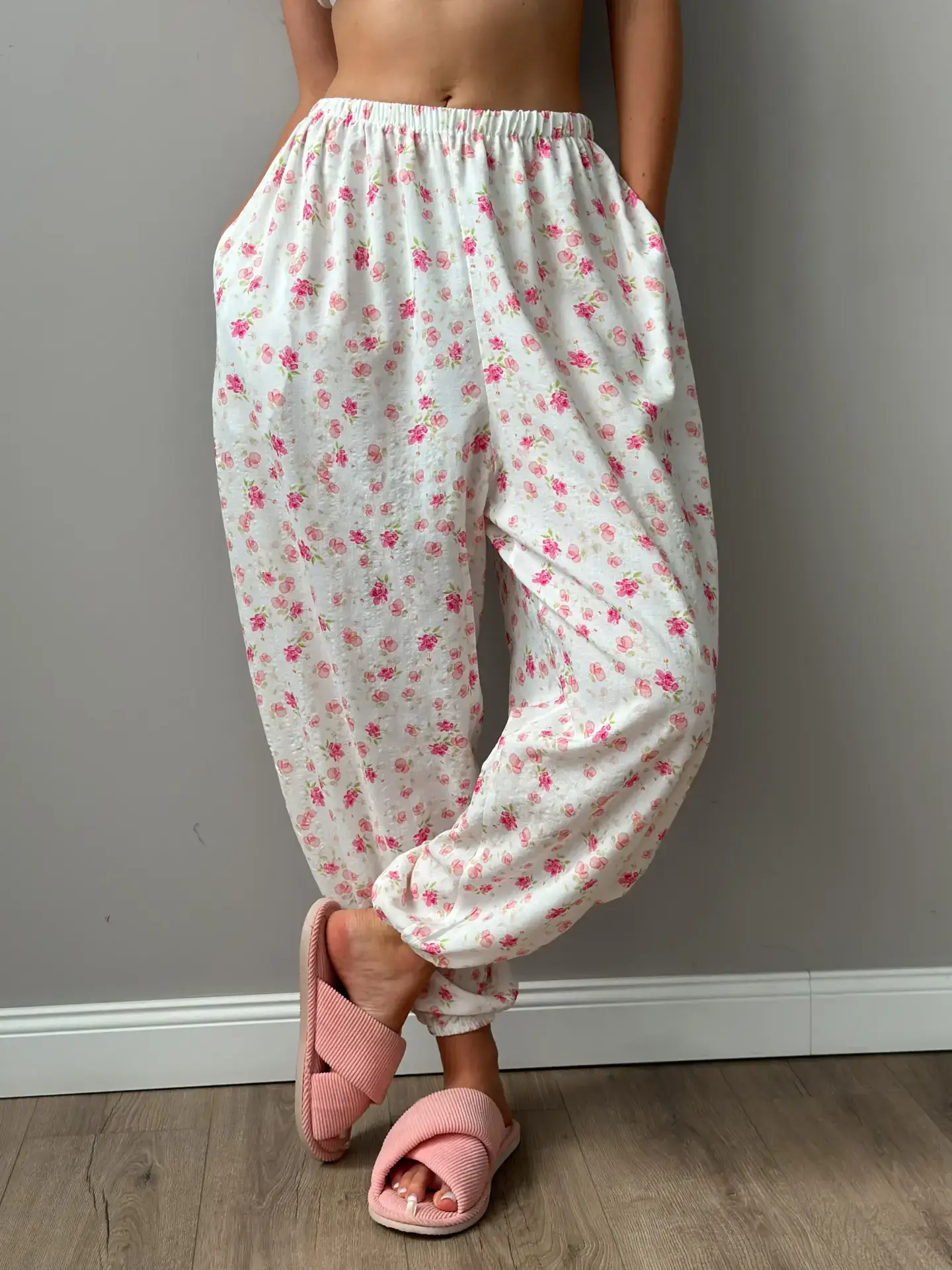 Spodnie szarawary z batystu, białe w akwarelowe wzory