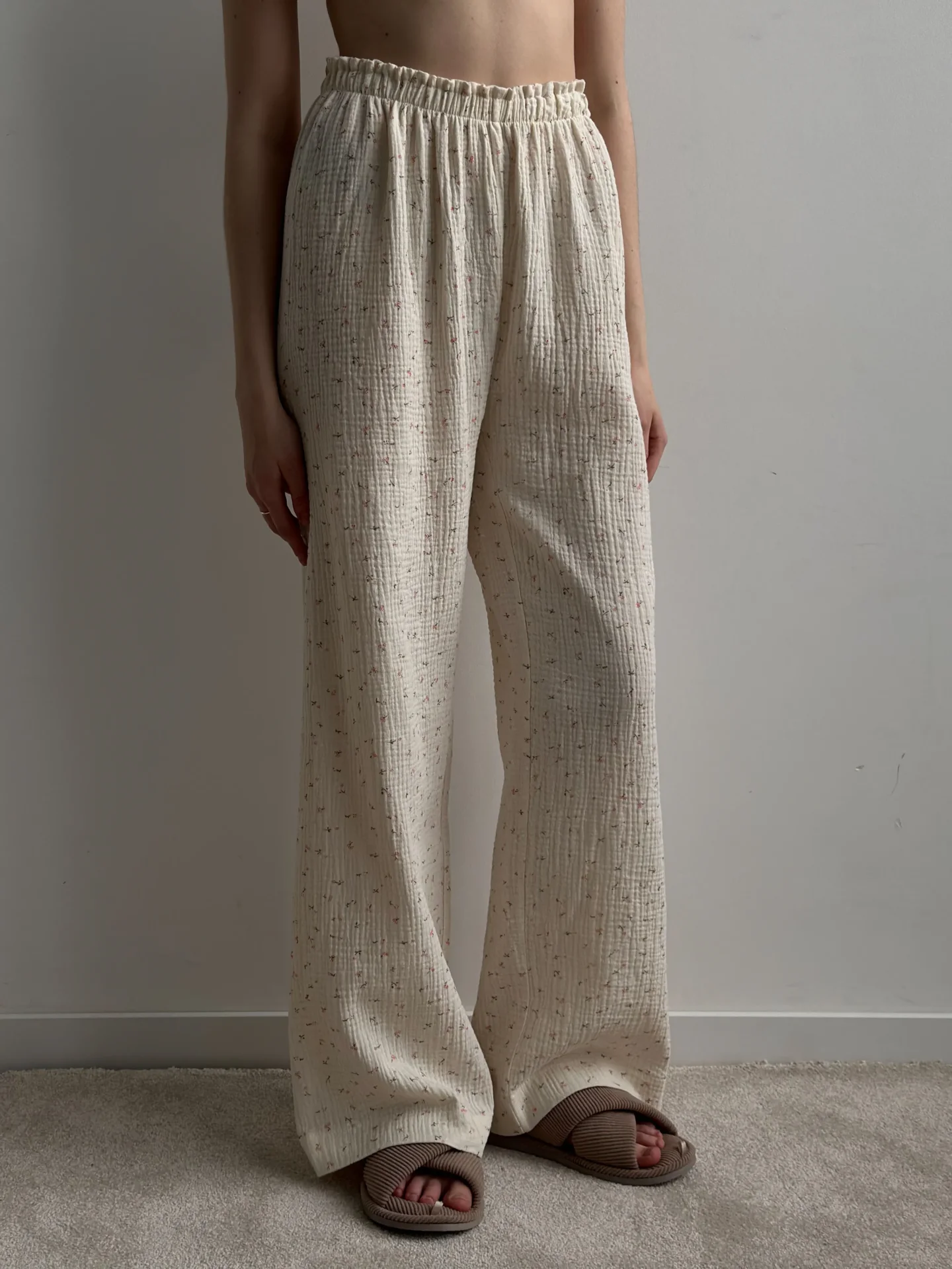 Spodnie Mono z muślinu, waniliowe w stokrotki