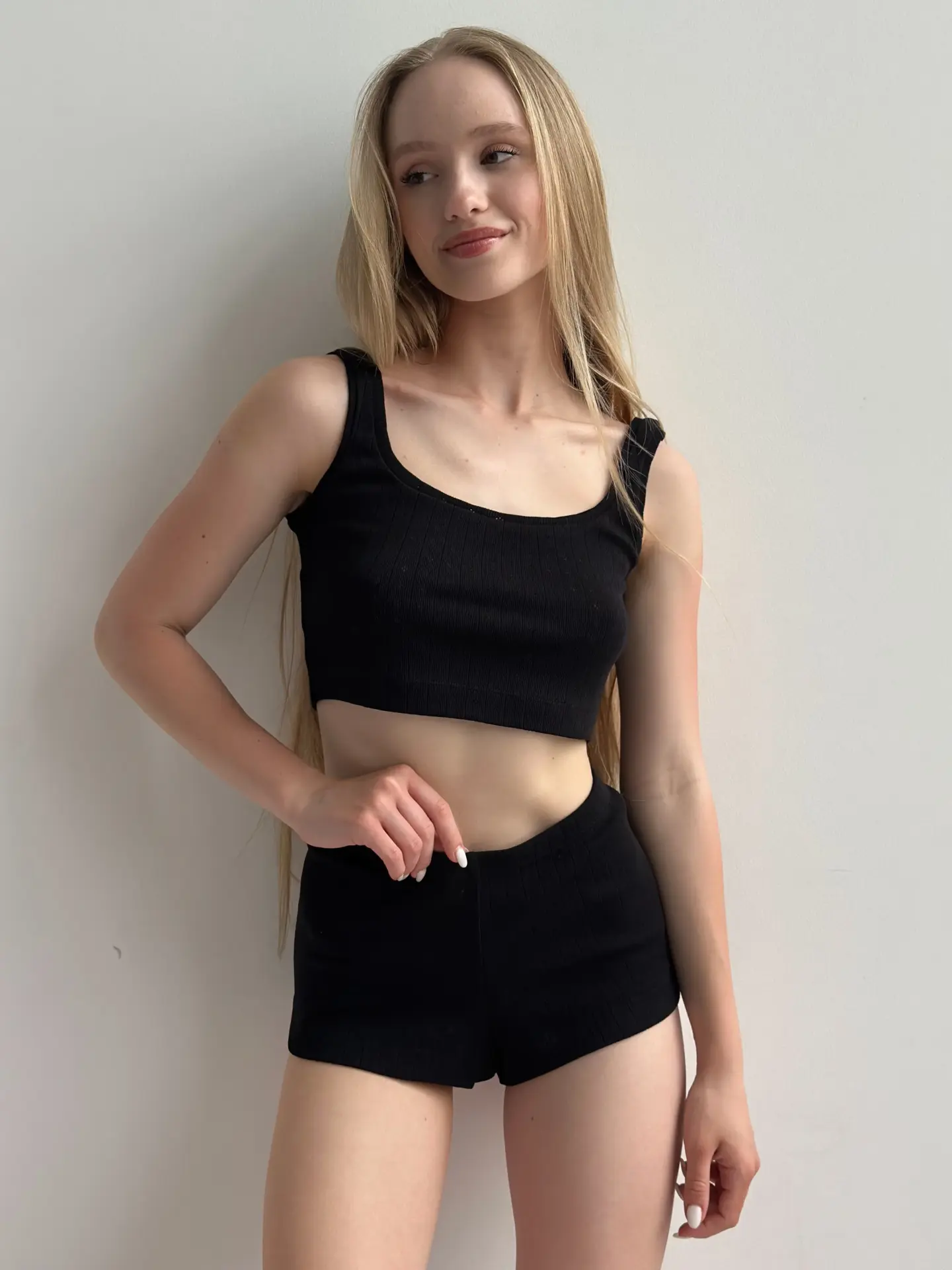 Top mini z ribany prążkowanej, czarny
