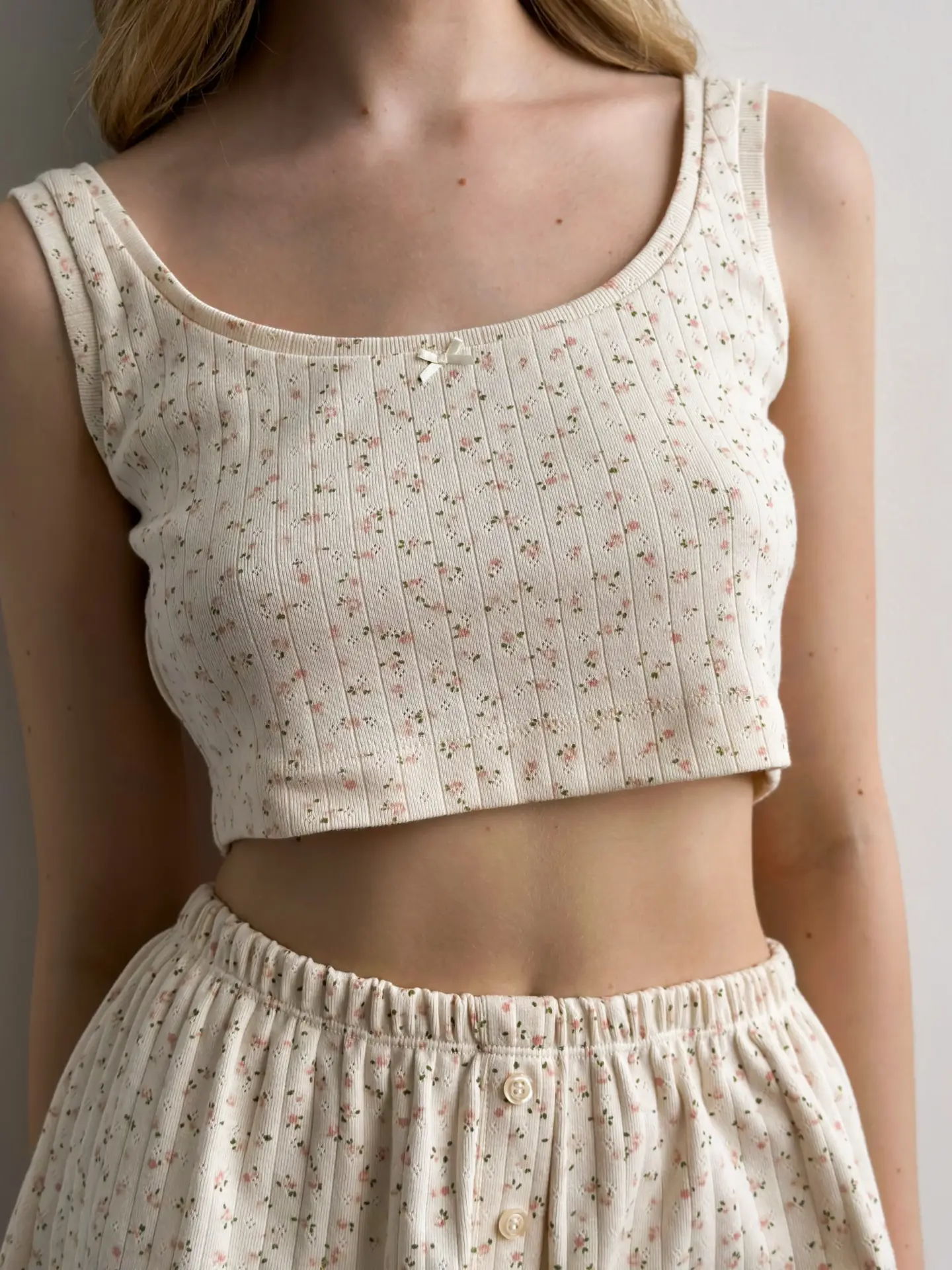 Top mini z ribany prążkowanej, kremowy w różowe kwiatki