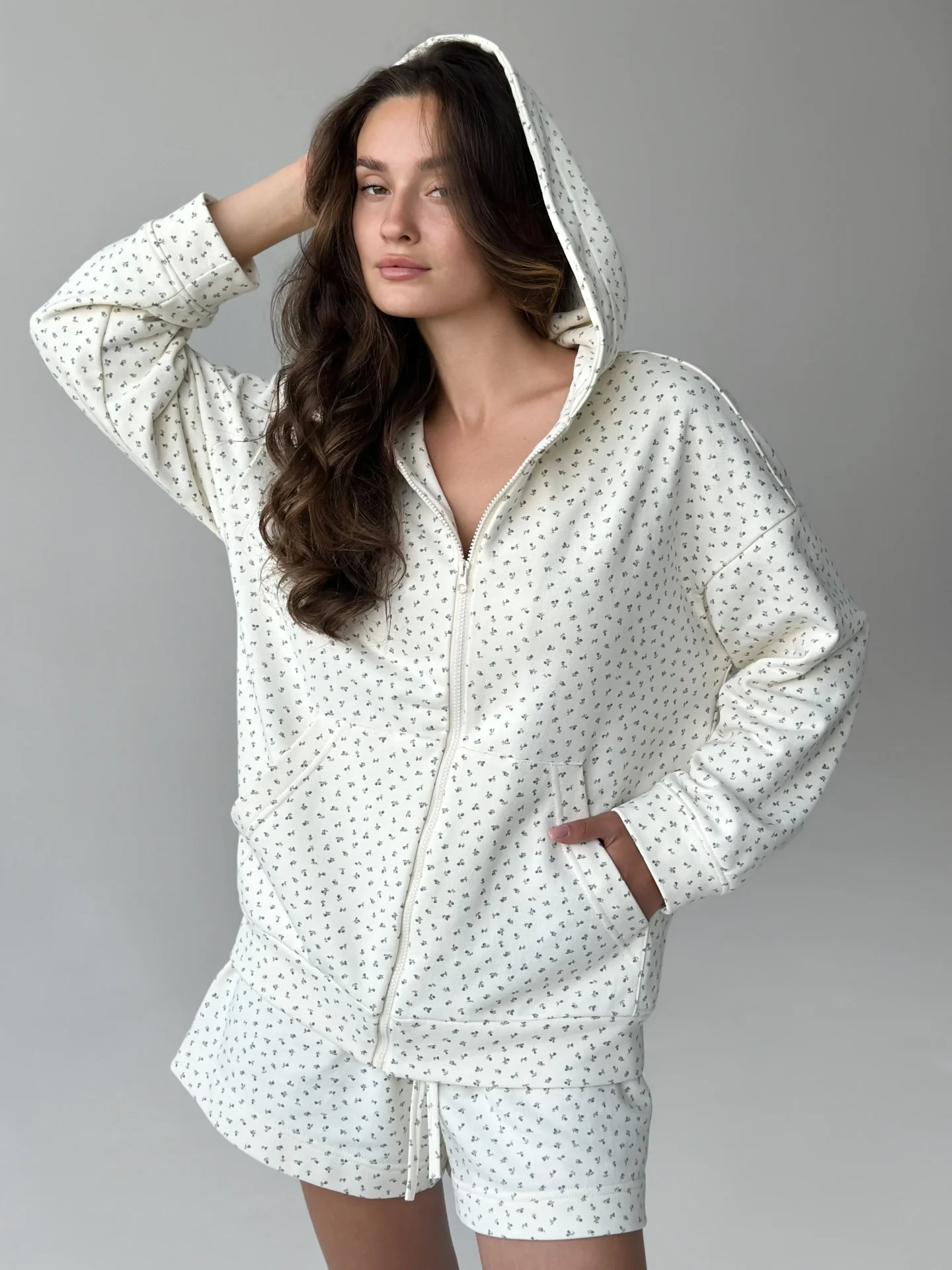 Bluza z kapturem na zamek, z dzianiny 3-nitkowej, mleczna w granatowe kwiatki