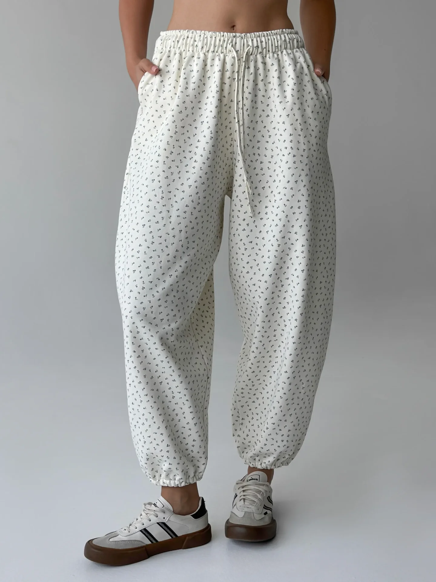 Spodnie z dzianiny 3-nitkowej, mleczne w granatowe kwiatki