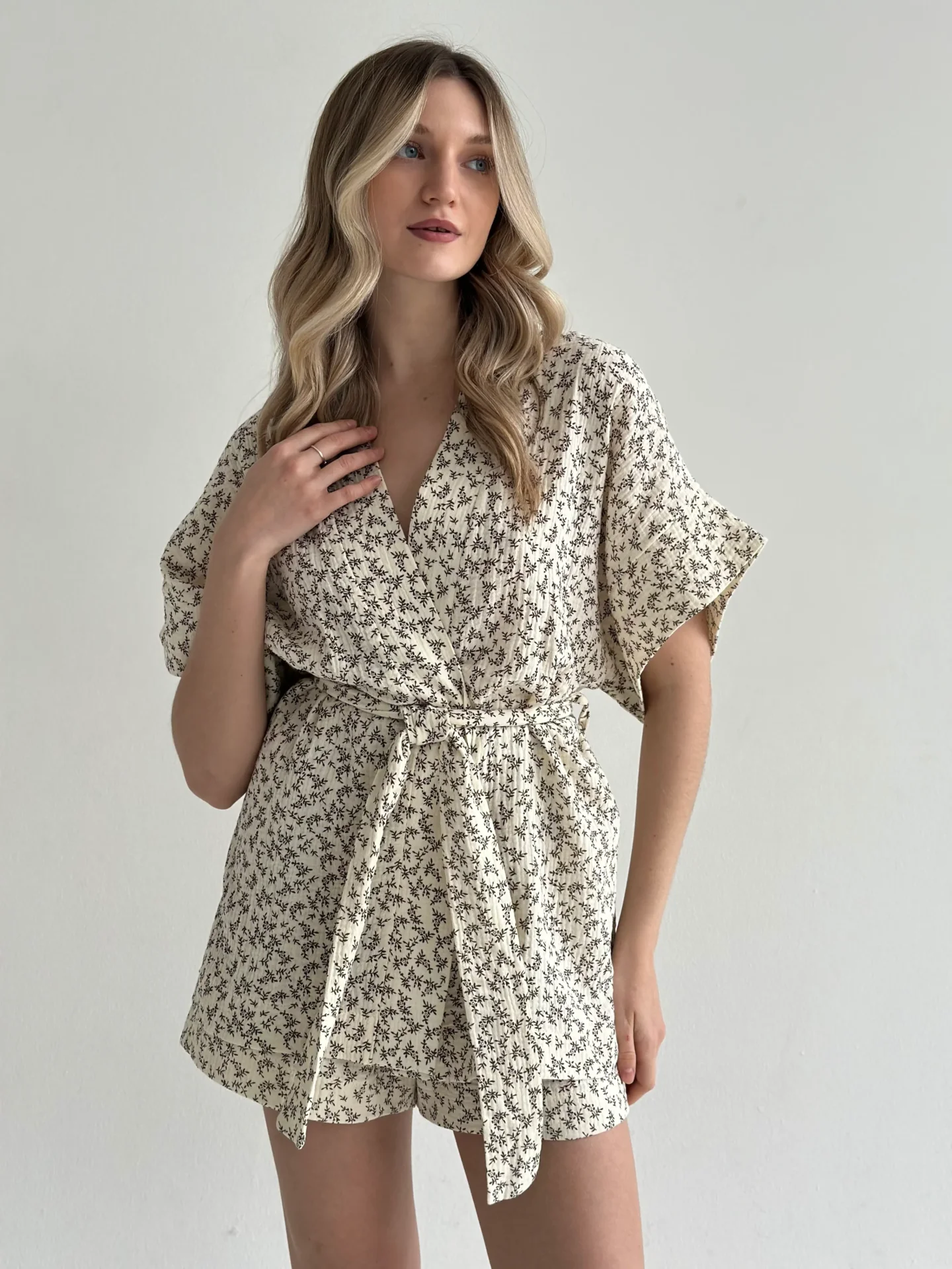 Komplet kimono i szorty z muślinu dwuwarstwowego, ecru w ciemnobrązowe gałązki