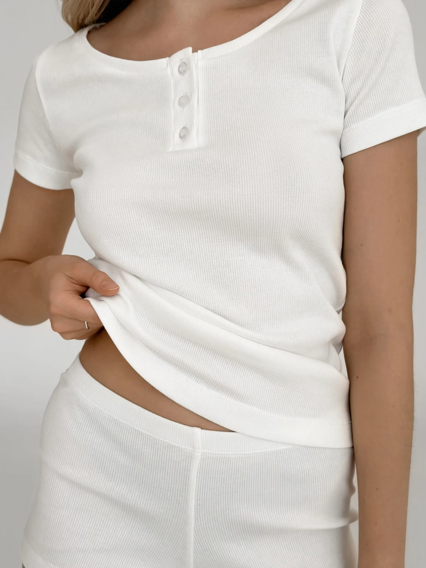 Koszulka z dekoltem na guziki, z dzianiny prążkowanej, mleczna