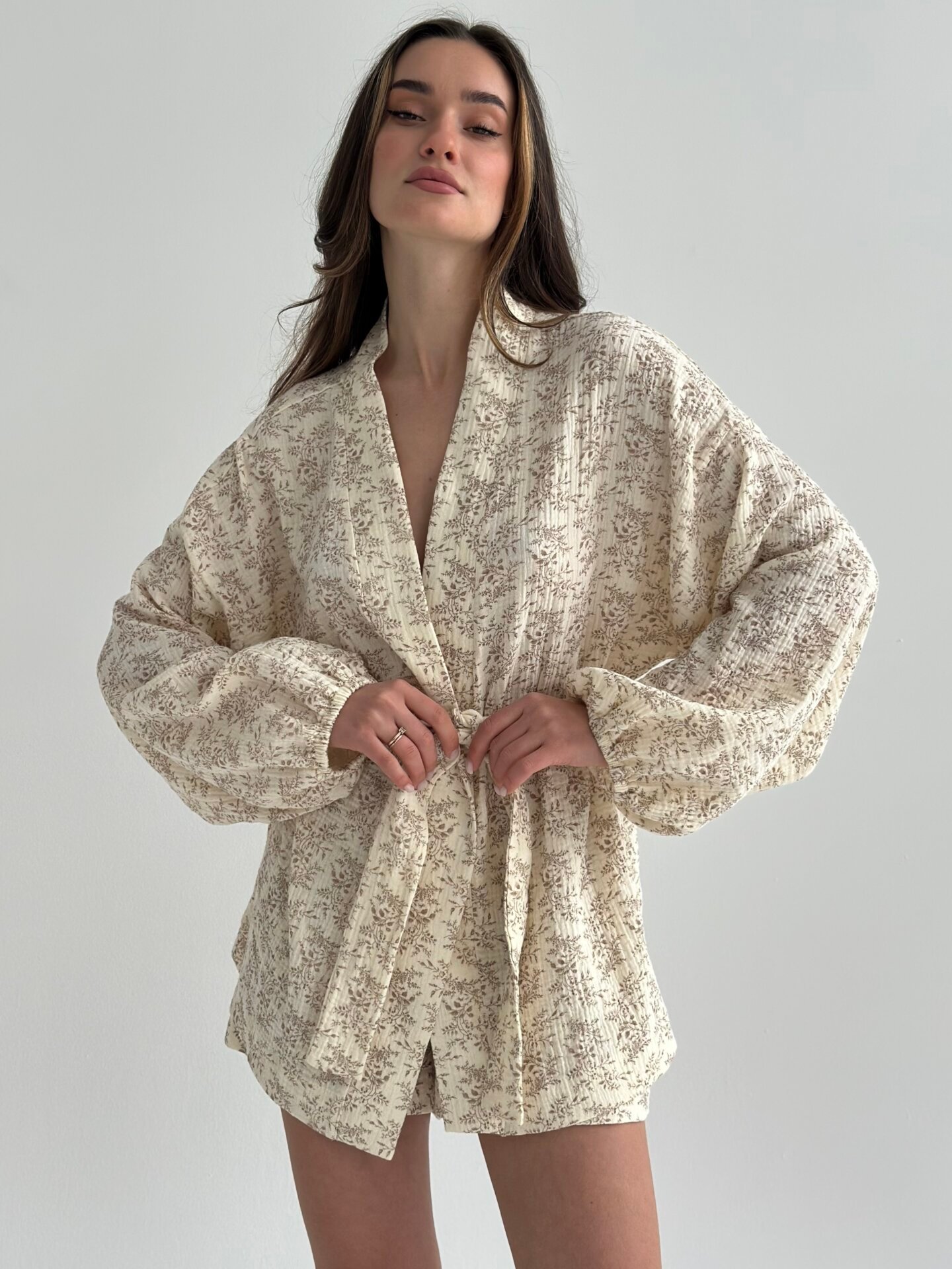 Komplet koszula i szorty z muślinu dwuwarstwowego, ecru w brązowe polne kwiaty