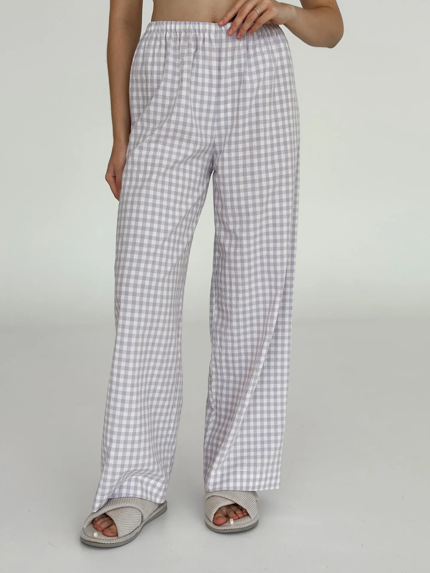 Spodnie Mono z bawełny pranej, mleczne w fioletową kratkę