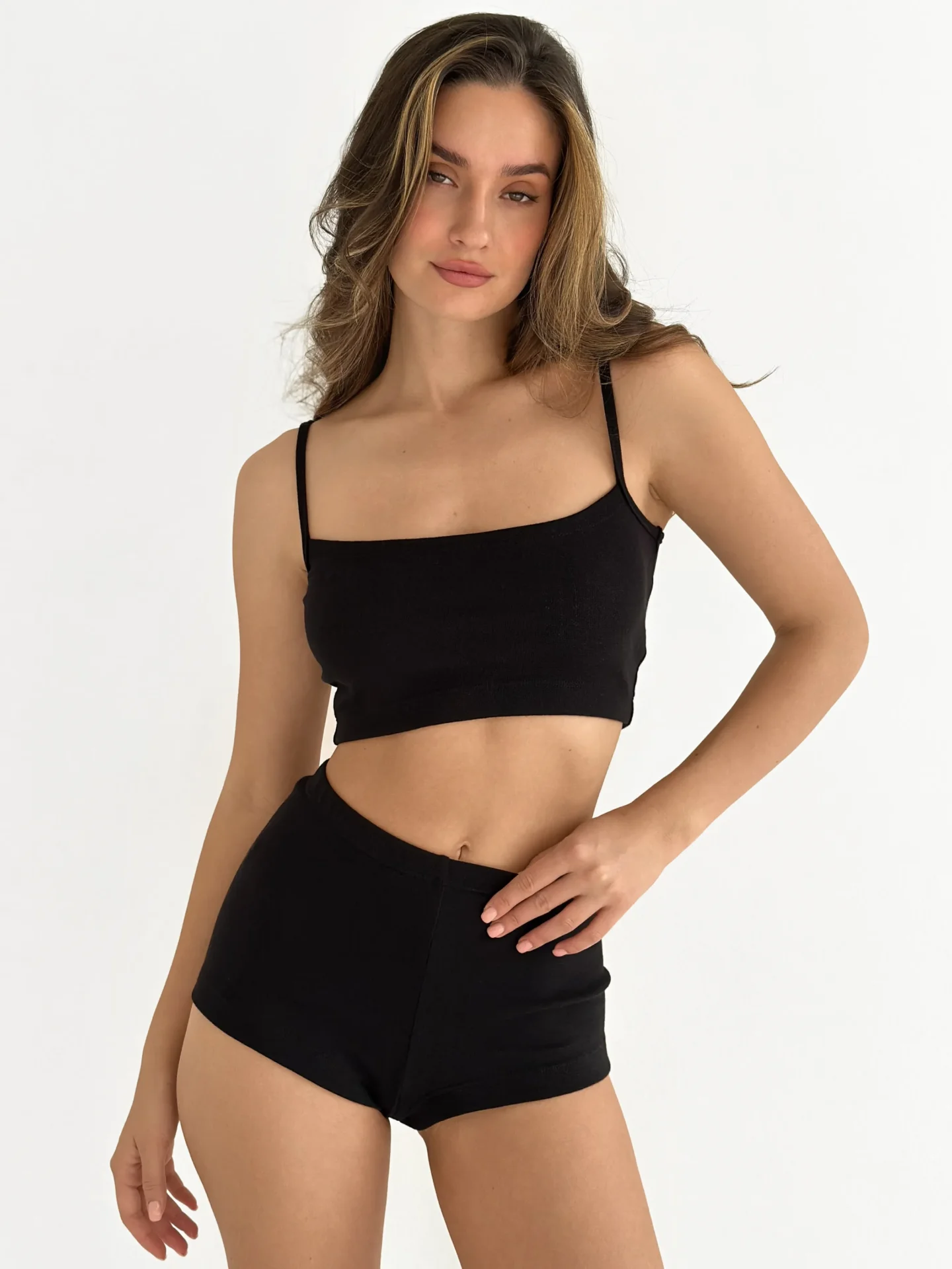 Komplet top mini na ramiączkach i szorty mini, z ribany w kropki, czarny