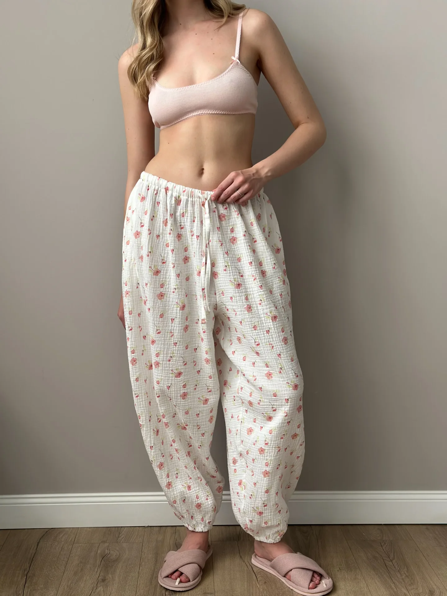 Spodnie szarawary z muślinu dwuwarstwowego, białe w akwarelowe wzory