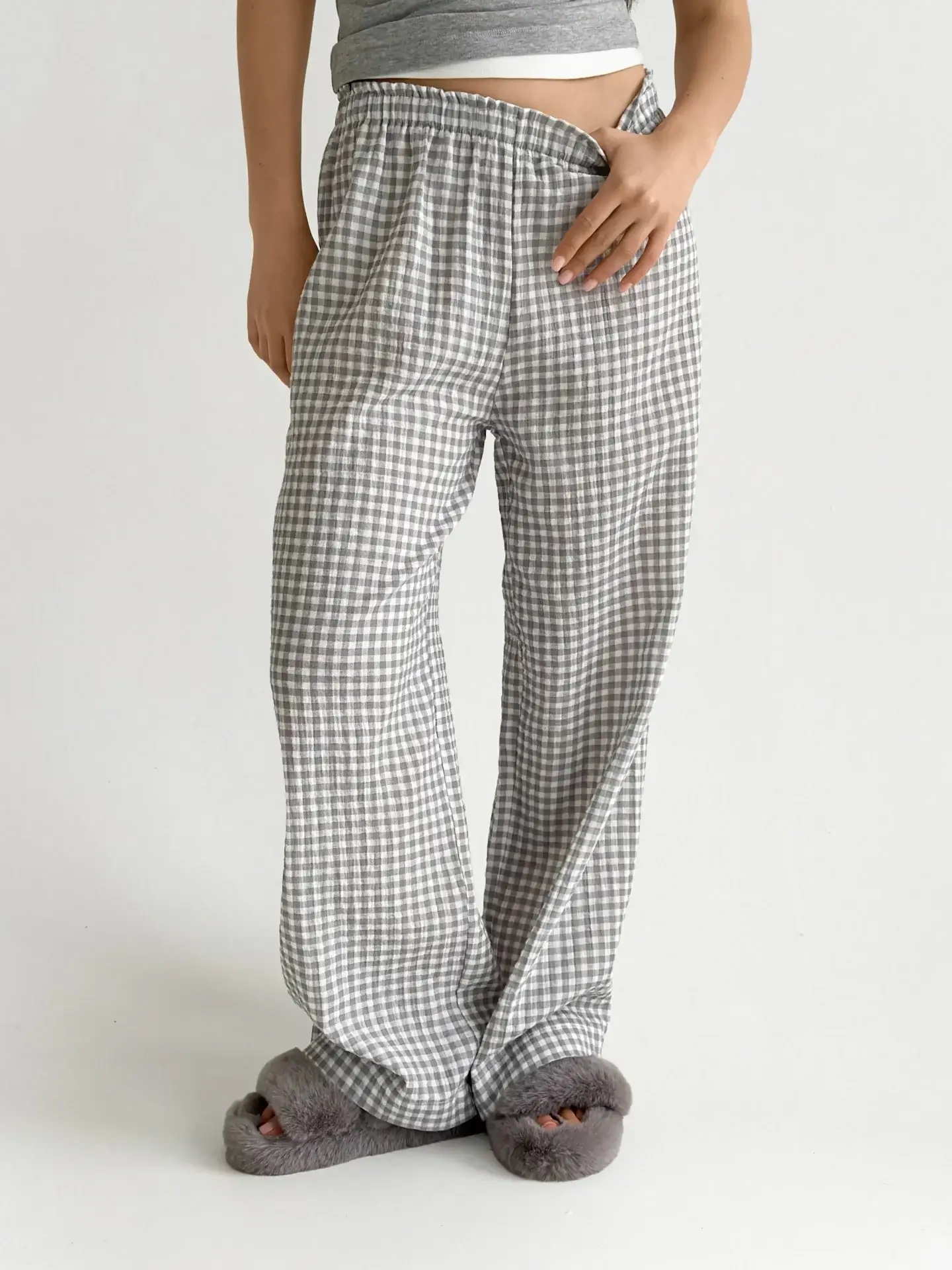 Spodnie Mono z muślinu dwuwarstwowego, mleczne w szarą kratkę