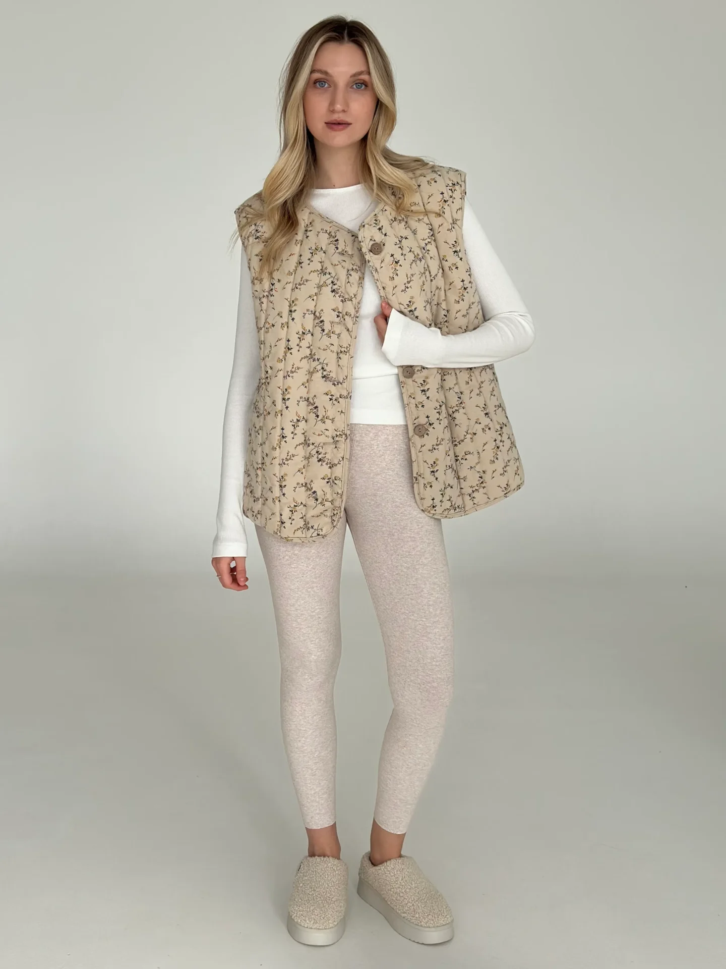 Kamizelka pikowana z flaneli, ciemnobeżowa w różnokolorowe kwiatki