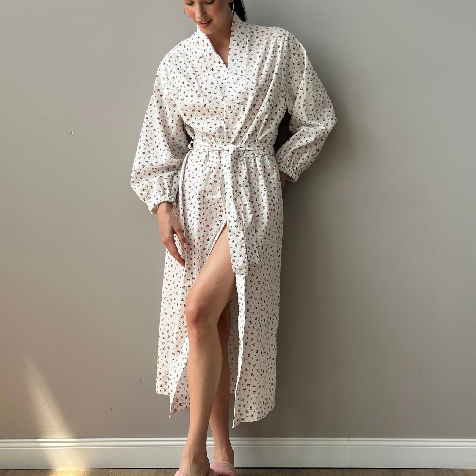 Szlafrok długi z batystu, biały w kropki i czerwone róże