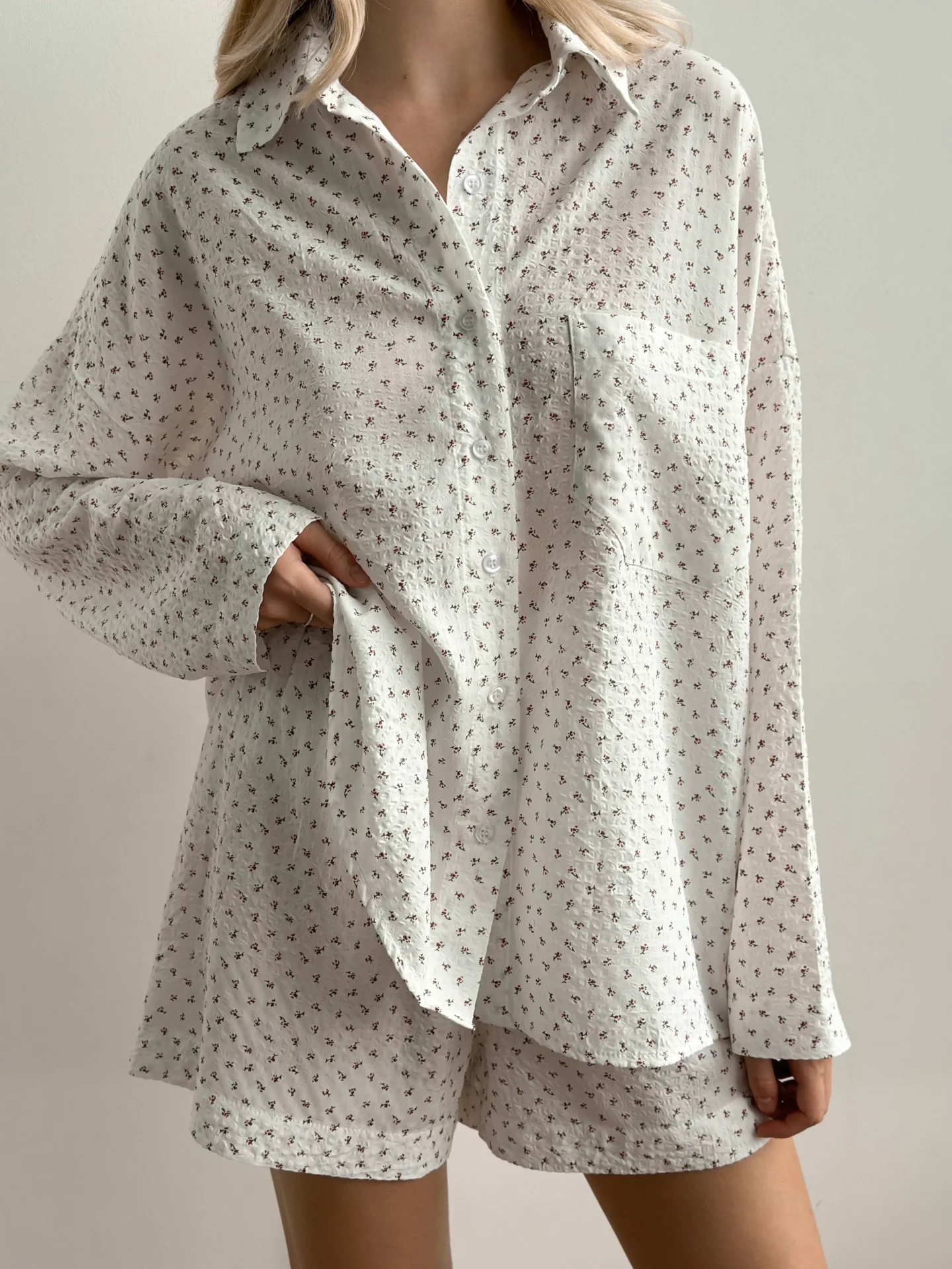 Komplet koszula i szorty, z batystu kreszowanego, biały w czerwone kwiatki