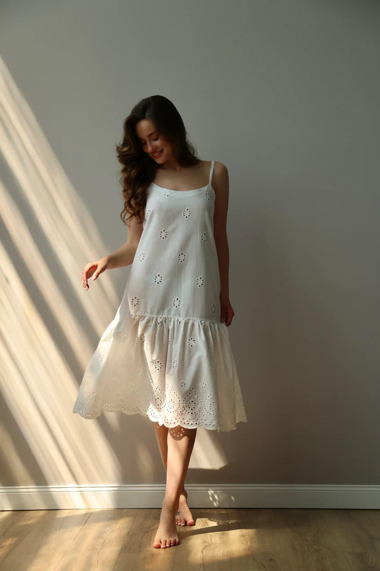 Sukienka na ramiączkach typu sarafan, z bawełny, haft ażurowy „kwiat”, biała